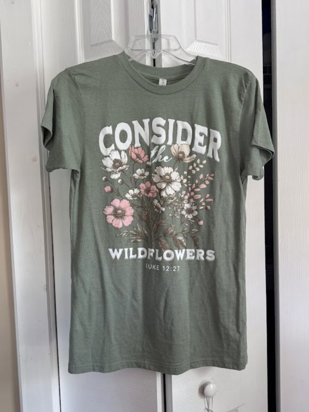 Love In Faith Luke 12:27 Sage Green S/S T-Shirt Size Small